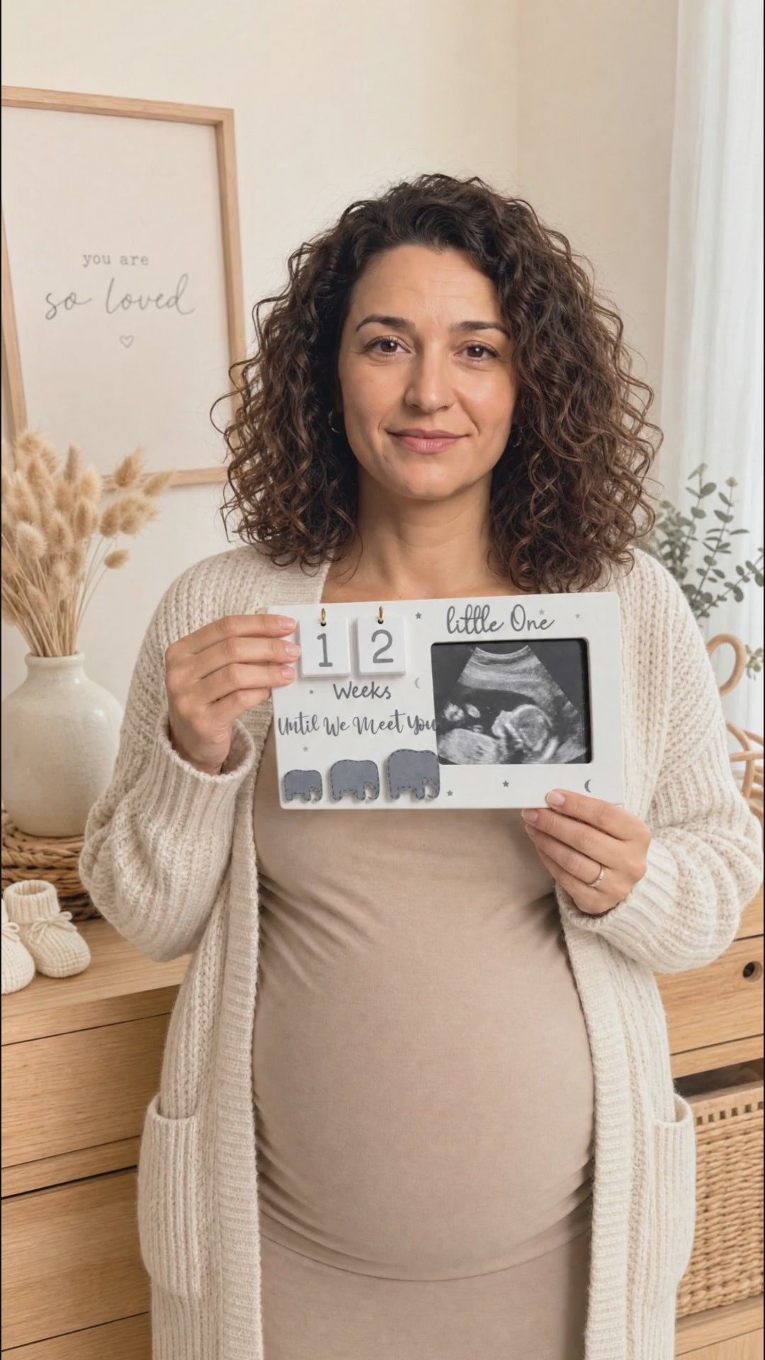Kiddospot's wooden baby reveal and due date calender prop reviewed by a parent. 